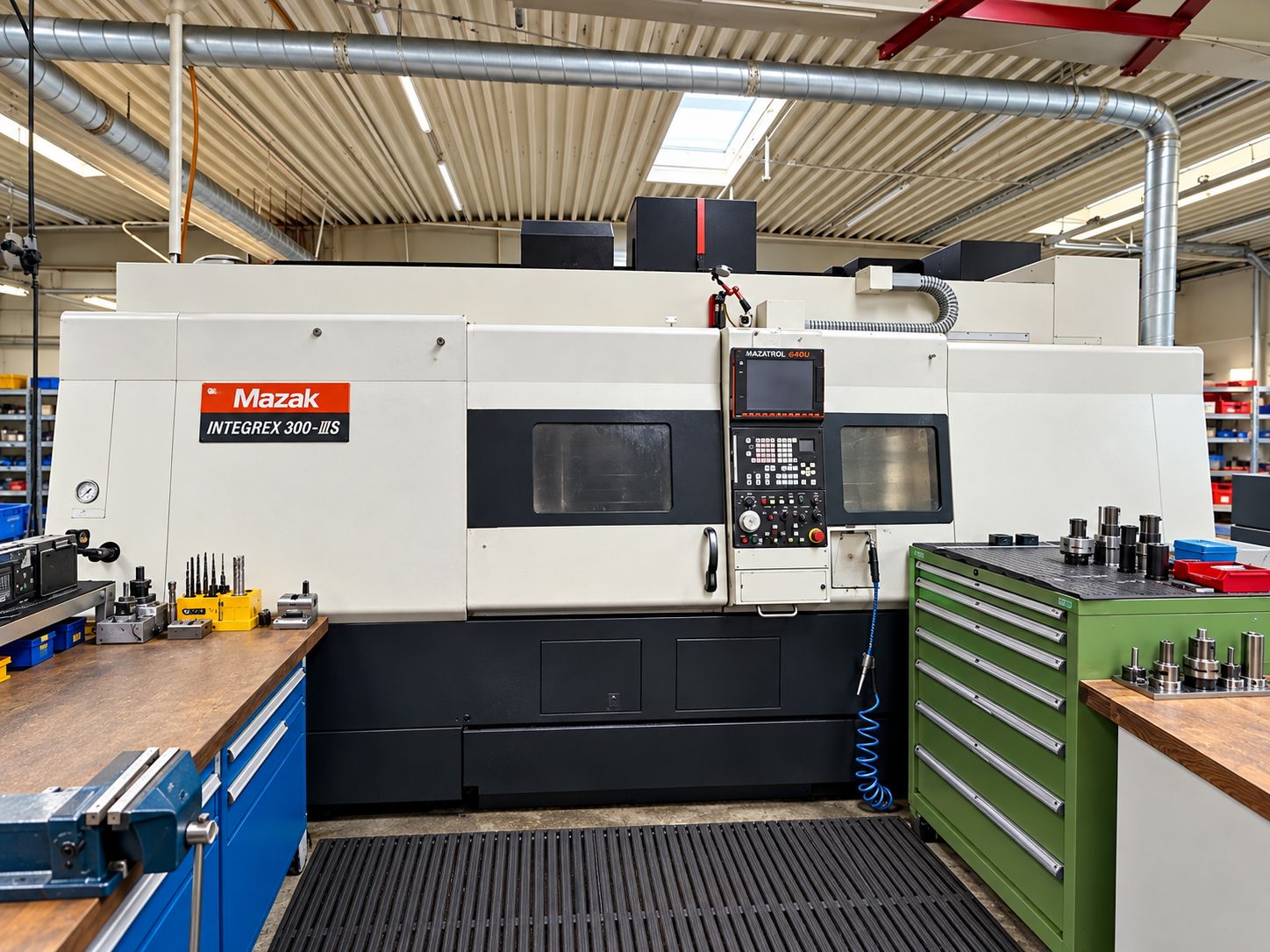 Mazak Integrex 300 mit Werkbank und Werkzeugschrank